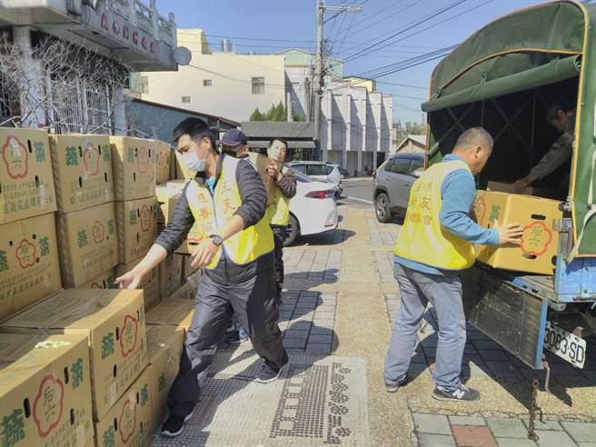 台中市政府採購1萬3千多公斤高麗菜，於后里區泰安里活動中心透過食物銀行分送社福團體。（台中市農業局提供／王文吉台中傳真）