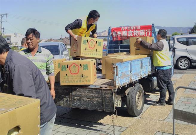 台中市政府採購1萬3千多公斤高麗菜，分送社福團體共享。（台中市農業局提供／王文吉台中傳真）