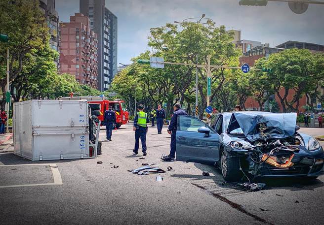 北市忠诚路一段25日下午1点多发生一起保持捷跑车与小货车擦撞事故。（图／民眾提供）