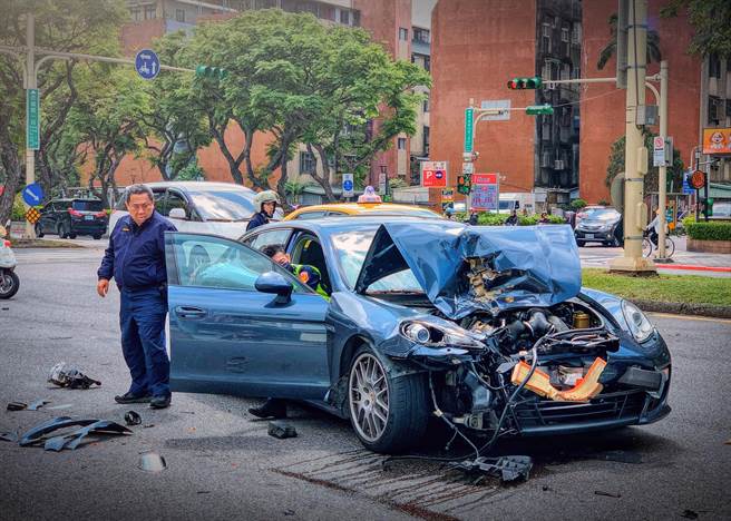 关姓保时捷轿跑车驾驶正要去健身房运动不慎在路途中发生事故，手臂遭玻璃割伤。（图／民眾提供）