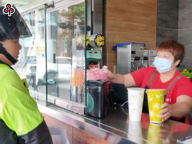 行政院院會今天通過「勞工職業災害保險及保護法」草案，依該草案，所有受雇在登記有案事業單位的勞工均為強制納保對象。（報系資料照）