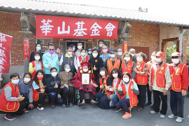 华山基金会为人瑞阿嬷余树火（坐轮椅者）冲黑咖啡庆生，身旁（前排左五）是她的养女余雅。（周丽兰摄）