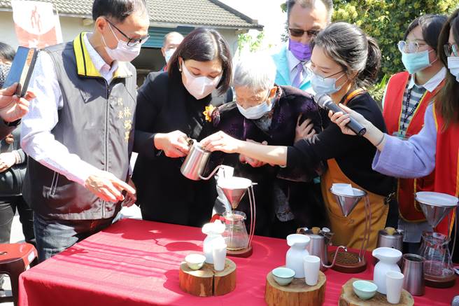 云林县长张丽善陪余树火阿嬷冲咖啡，老阿嬷闻着咖啡香说就是这个味道。（周丽兰摄）