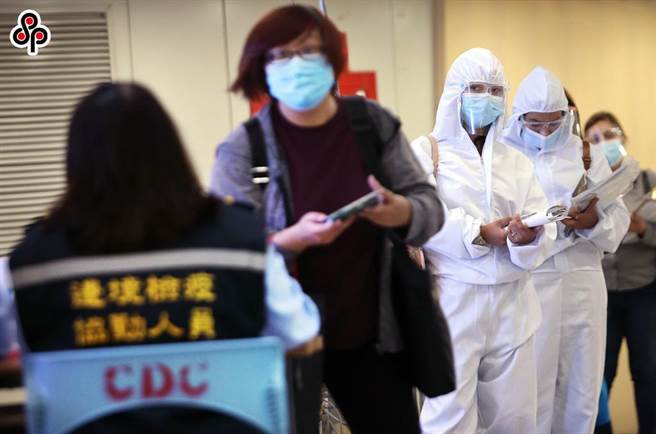 印尼政府原訂今年1月實施「零付費」，要把包括機票、住宿費用、海外仲介費等由我雇主負擔，引發僱主不滿。（報系資料照）