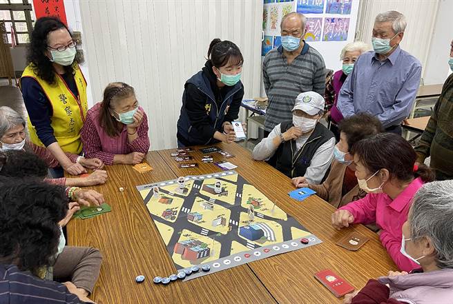 霧峰分局日前到霧峰區南柳社區關懷據點，由員警擔任遊戲主持人，帶大家玩「詐騙防衛隊」桌遊，讓長者詐騙防範意識及防詐能力都能獲得提昇。（霧峰分局提供／黃國峰台中傳真）