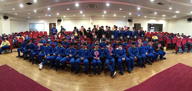 苗栗县警局官警赴竹南中兴高工宣导防制犯罪。（苗栗县警局提供／谢明俊苗栗传真）