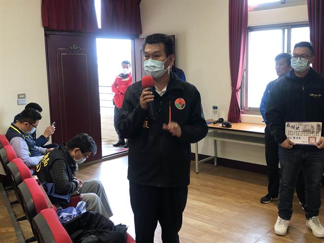 苗栗县警局少年队长丁世严在竹南中兴高工宣导防制犯罪。（苗栗县警局提供／谢明俊苗栗传真）