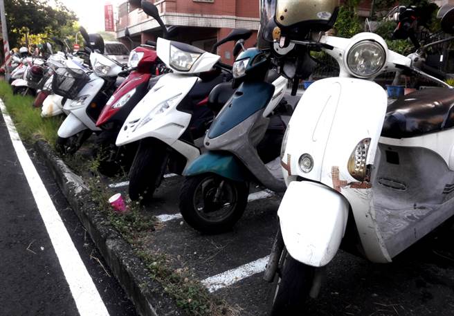 一名男網友分享，自己日前將機車停在新竹火車站，卻忘記將鑰匙取下，最後他發現有善心人士替他將鑰匙收好，令他相當感動。(達志影像/示意圖非當事機車)