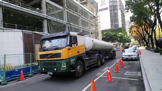 台积电今天出动水车前往勤美集团旗下，璞真建设建案「勤美之森」工地取水，提供中科厂使用。（陈世宗摄）