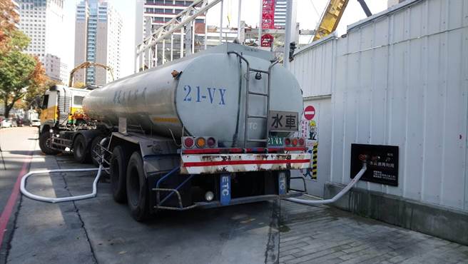 台积电今天出动水车前往勤美集团旗下，璞真建设建案「勤美之森」工地取水，提供中科厂使用。（陈世宗摄）
