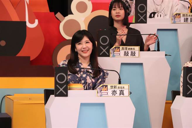 中天电视举办「网红.主播选拔大赛」郑亦真热情推荐自己学妹。(图／中天综合台提供)