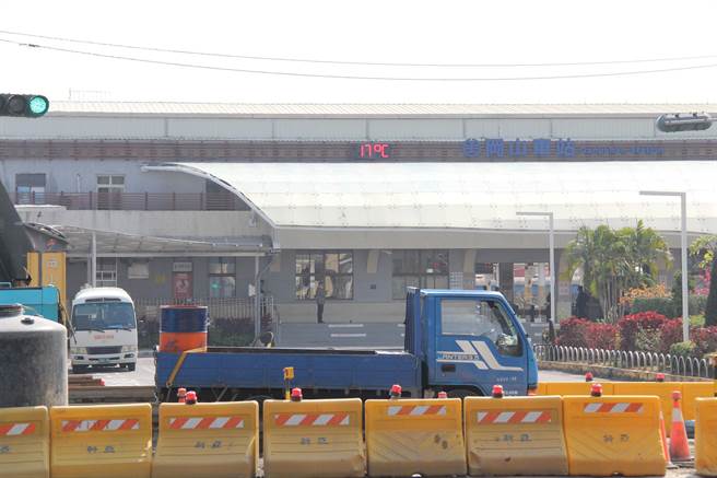 冈山捷运站与火车站将双铁共构，未来天桥连接，将能方便民眾往来。（林瑞益摄）