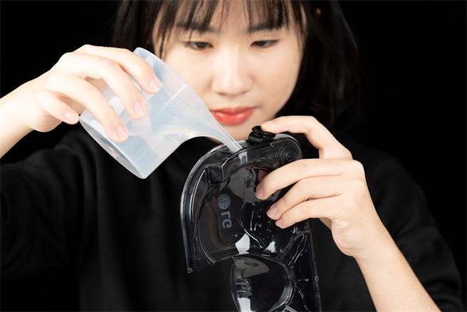 內建水箱是 A9+ 濕拖頭的最大特色。(圖/科技狗 3C Dog)