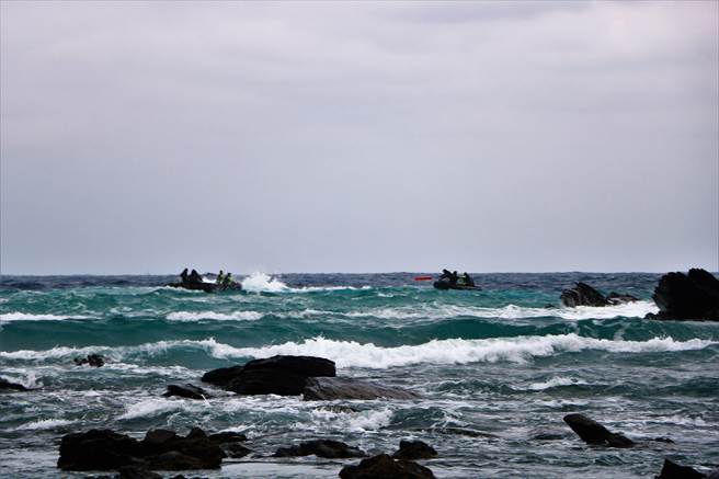 军方25日出动3艘橡皮艇至鼻头礁下水搜救，可惜因水下能见度不到1米，出海不到1小时无功而返。（谢佳潾摄）