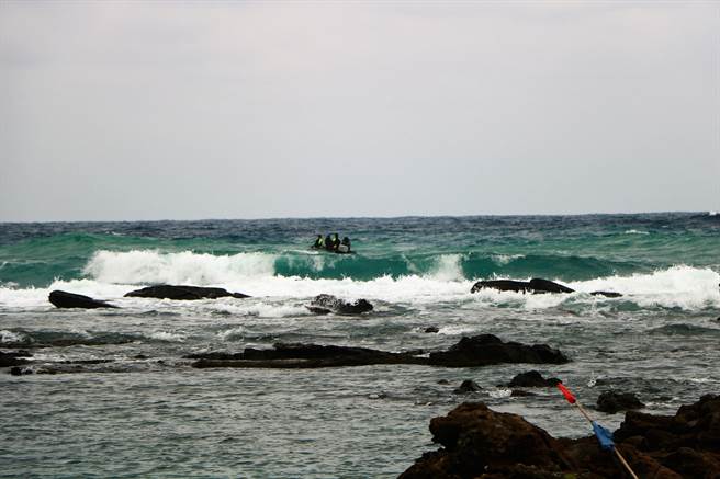 军方25日出动3艘橡皮艇至鼻头礁下水搜救，可惜因水下能见度不到1米，出海不到1小时无功而返。（谢佳潾摄）