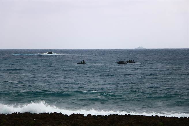 军方25日出动3艘橡皮艇至鼻头礁下水搜救，可惜因水下能见度不到1米，出海不到1小时无功而返。（谢佳潾摄）