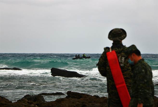 军方25日出动3艘橡皮艇至鼻头礁下水搜救，可惜因水下能见度不到1米，出海不到1小时无功而返。（谢佳潾摄）
