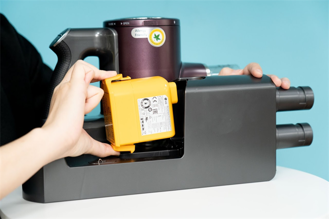 徒手就可以替換、為電池充電。(圖/科技狗 3C Dog)