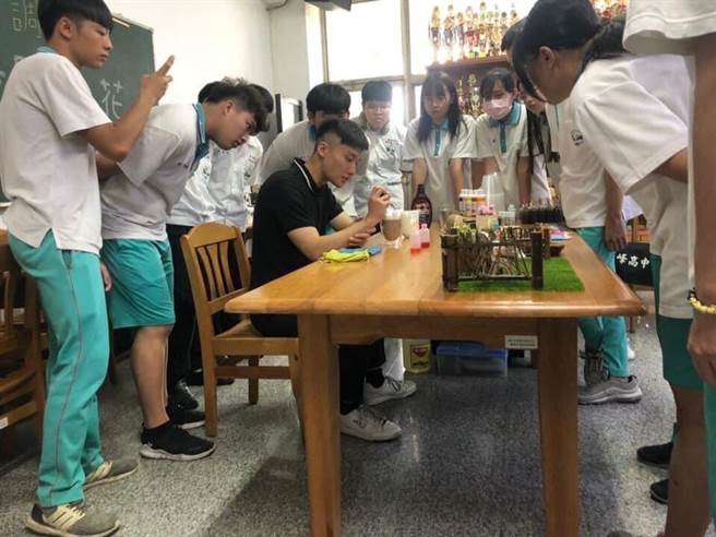 义峰高中餐饮科老师黄国庭（坐者）能文能武，受学生欢迎。（黄国庭提供）