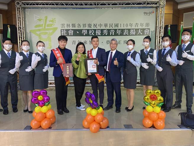 黄国庭获云林县110年社会优秀青年表扬，环球科大主任秘书林三立（左五）特地恭贺他。（黄国庭提供）