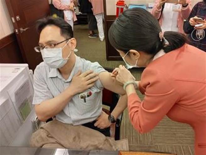首批AZ疫苗自22日起在全台57家醫院開打，台中市共分配5900劑，累計3天共641人完成接種。（台中市衛生局提供／張妍溱台中傳真）