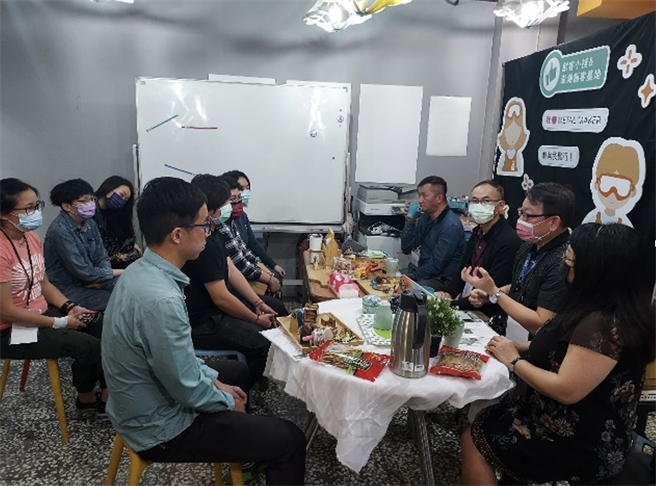 劳动部创客小栈办媒合会撮合企业与创客，双方互动热络。（柯宗纬翻摄）