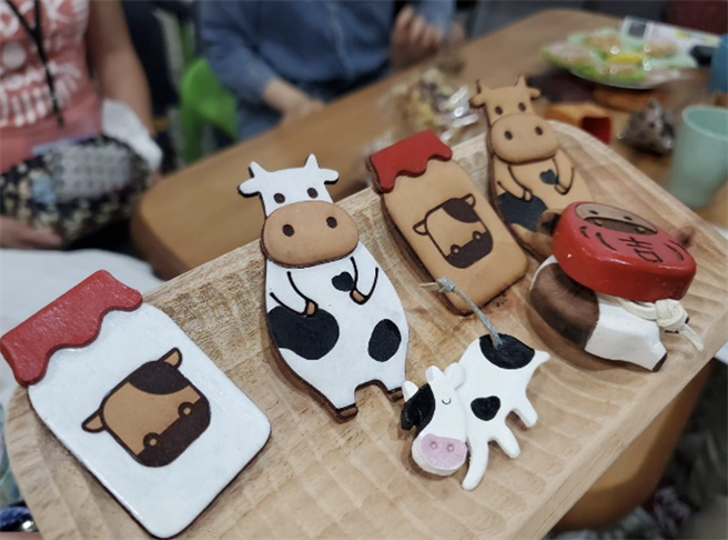 创客蔡佩君为单醇严选设计制作吉祥物「阿丹」系列皮革小物。（柯宗纬翻摄）