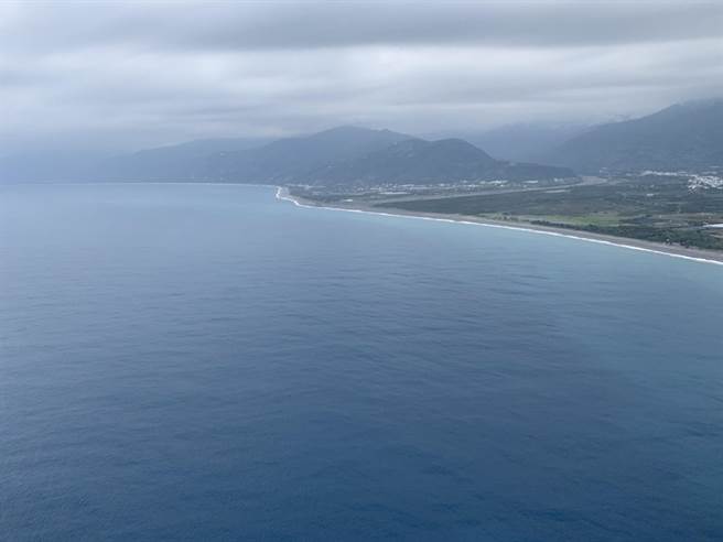 2架F-5E战机22日在屏东空中擦撞坠落，2名驾驶1殉职、1失踪，虽已超过黄金72小时，不过国军25日仍动员陆海空持续搜寻失踪的潘颖谆上尉。（空勤第三大队提供／蔡旻妤台东传真）