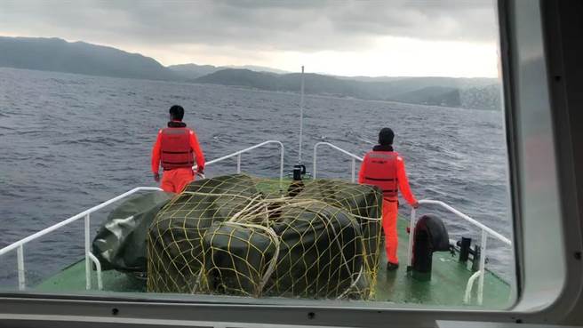 2架F-5E战斗机22日在屏东空中擦撞坠落，2名驾驶1殉职、1失踪，虽已超过黄金72小时，不过国军25日仍动员陆海空持续搜寻失踪的潘颖谆上尉。（台东海巡提供／蔡旻妤台东传真）