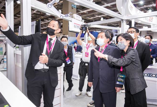 遠傳電信董事長徐旭東今日與總經理井琪聯袂出席「2021智慧城市展」遠傳展區。（遠傳提供）