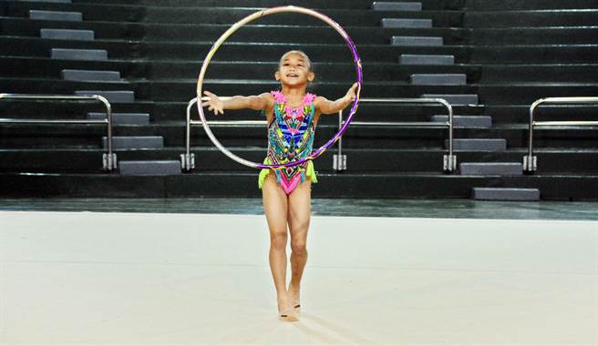 因为姐姐而加入体操队的和平国小二年级张右忻，在瑞星杯中拿下徒手、全能项目2面金牌。（林和生摄）