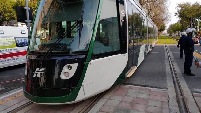 高雄輕軌25日下午發生機車擦撞意外，前葉子板及車頭弧形飾版均有明顯刮痕。（高雄捷運公司提供／袁庭堯高雄傳真）