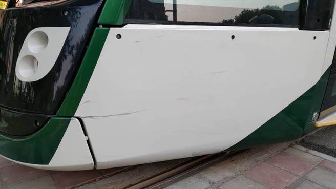 高雄輕軌25日下午發生機車擦撞意外，前葉子板及車頭弧形飾版均有明顯刮痕。（高雄捷運公司提供／袁庭堯高雄傳真）