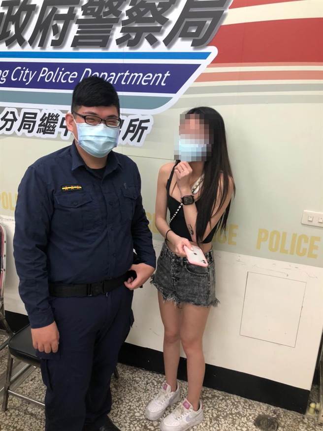 辣妹KTV欢唱遗失手机求助，暖警1小时内寻获。（民眾提供／陈淑芬台中传真）
