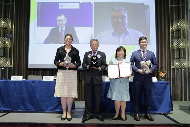 （劳动部次长林三贵（左2）、劳动部劳动力发展署署长施贞仰（右2）与澳洲TDA、泰国TGI进行职业教育与训练合作瞭解备忘录换约仪式。图／发展署提供）
