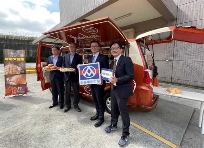 全聯行銷部協理劉鴻徵（右起）、總經理蔡篤昌，與全聯阪急麵包總經理中原利之、副總李昱駪，在麵包車前歡慶阪急麵包千店。（郭家崴攝）