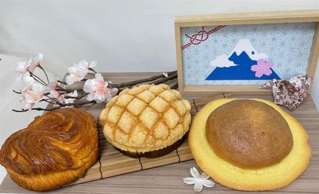 全聯淺草大波蘿麵包（中）、高知帽子麵包（右）、橫濱中華一番香麻手撕包，每款均價30元。（郭家崴攝）