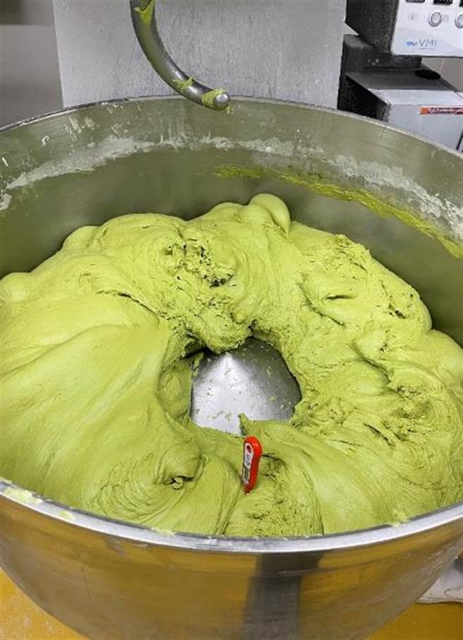 因應抹茶季明起開跑，全聯阪急麵包工廠製作抹茶麵包，經過螺旋攪拌機攪拌、與1個小時最高可生產8100個包餡麵包的AD生產線，最後進螺旋冷凍庫冷凍麵糰室，-40度急速冷凍20分鐘。（郭家崴攝）
