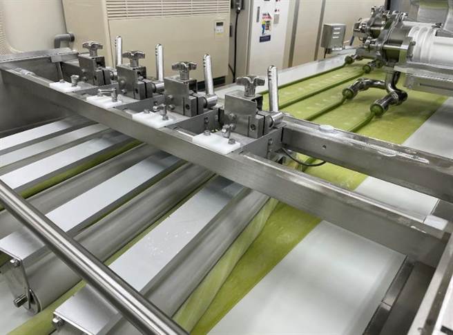 因應抹茶季明起開跑，全聯阪急麵包工廠製作抹茶麵包，經過螺旋攪拌機攪拌、與1個小時最高可生產8100個包餡麵包的AD生產線，最後進螺旋冷凍庫冷凍麵糰室，-40度急速冷凍20分鐘。（郭家崴攝）
