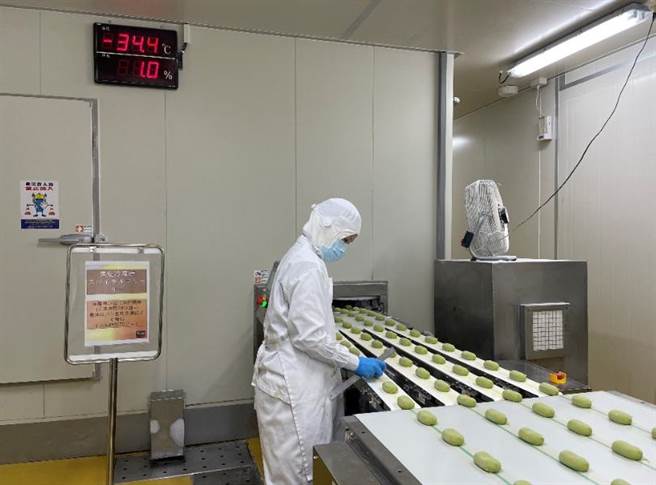 因應抹茶季明起開跑，全聯阪急麵包工廠製作抹茶麵包，經過螺旋攪拌機攪拌、與1個小時最高可生產8100個包餡麵包的AD生產線，最後進螺旋冷凍庫冷凍麵糰室，-40度急速冷凍20分鐘。（郭家崴攝）