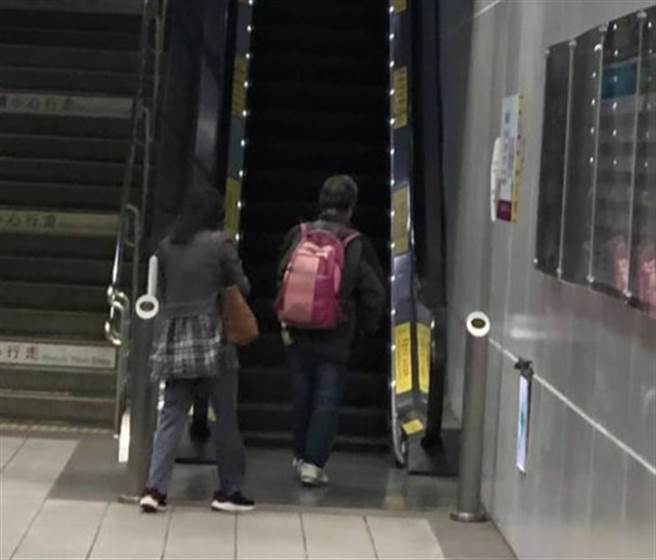 一名男網友分享，日前他遇到一名阿伯，自稱從高雄上來求職卻遭詐，事後他伸出援手相救，對方哭的一把鼻涕一把眼淚的感謝他。(圖取自當事人臉書)