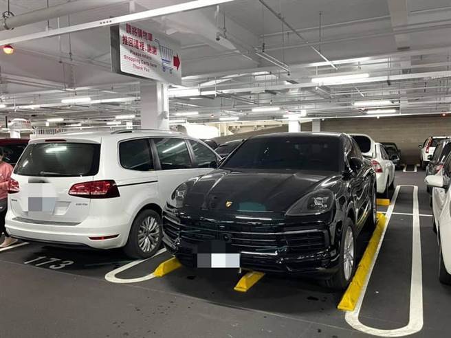 一台黑色保时捷硬停在好市多的购物推车区，被网友拍下骂爆。(图/截自脸书 爆废公社公开版)