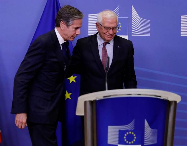 美國國務卿布林肯(左)24日訪問歐洲，與歐盟外交和安全政策高級代表博雷利會晤，探討應對中國的共同措施。（圖／路透）