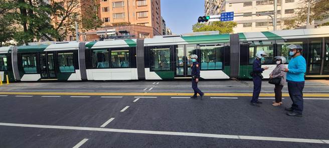 老夫婦騎車雙載撞高雄輕軌，肇責待釐清。（翻攝照片／曹明正高雄傳真）