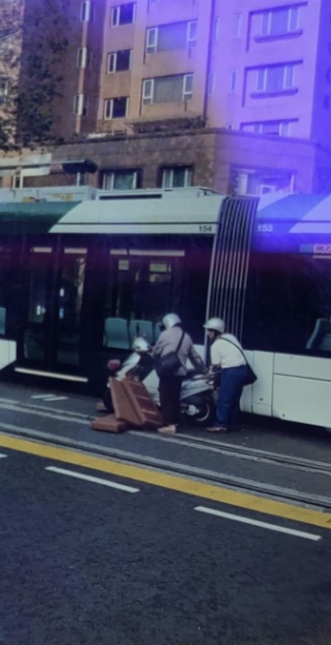 老夫婦騎車雙載撞高雄輕軌，肇責待釐清。（翻攝照片／曹明正高雄傳真）