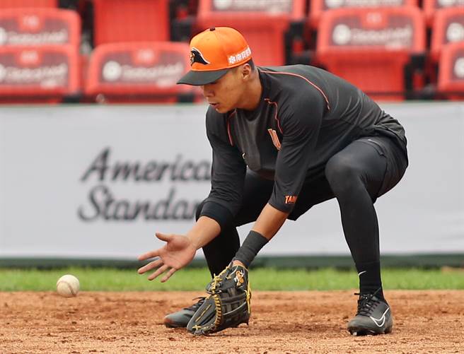统一狮队闹「游击荒」，林祖杰自打球受伤，至今仍未开始练球，由陈重廷扛游击重任。（范扬光摄）