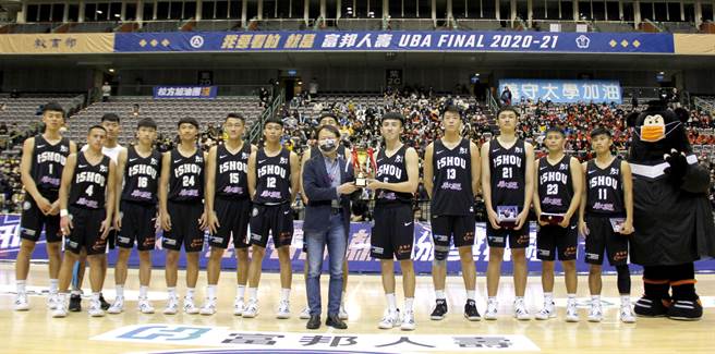 义大男篮队白曜诚代表领奖，期许明年再度攻蛋。（义守大学提供／林雅惠高雄传真）