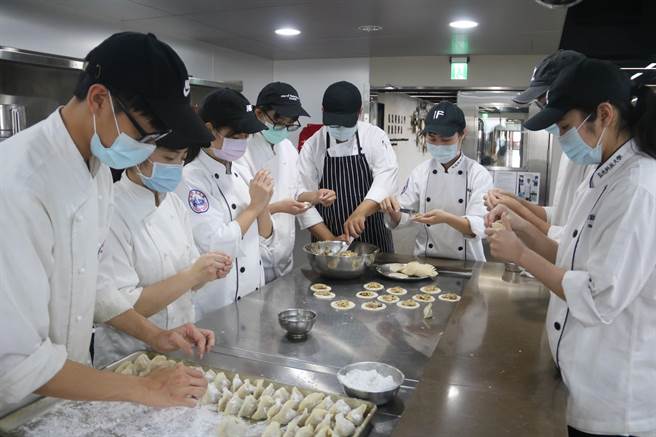 弘光餐旅系學生獲贈上百斤高麗菜，發揮巧思拿來包高麗菜水餃義賣助弱勢。（陳淑娥攝）