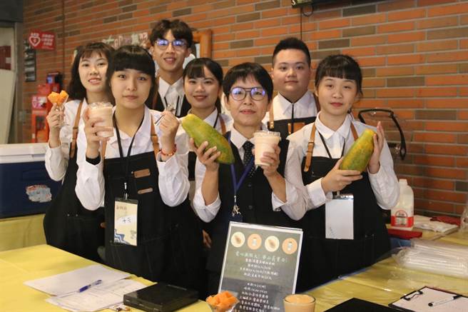 弘光創意飲調社學生調製木瓜牛奶義賣。（陳淑娥攝）