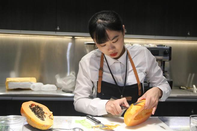 弘光創意飲調社學生調製木瓜牛奶義賣。（陳淑娥攝）